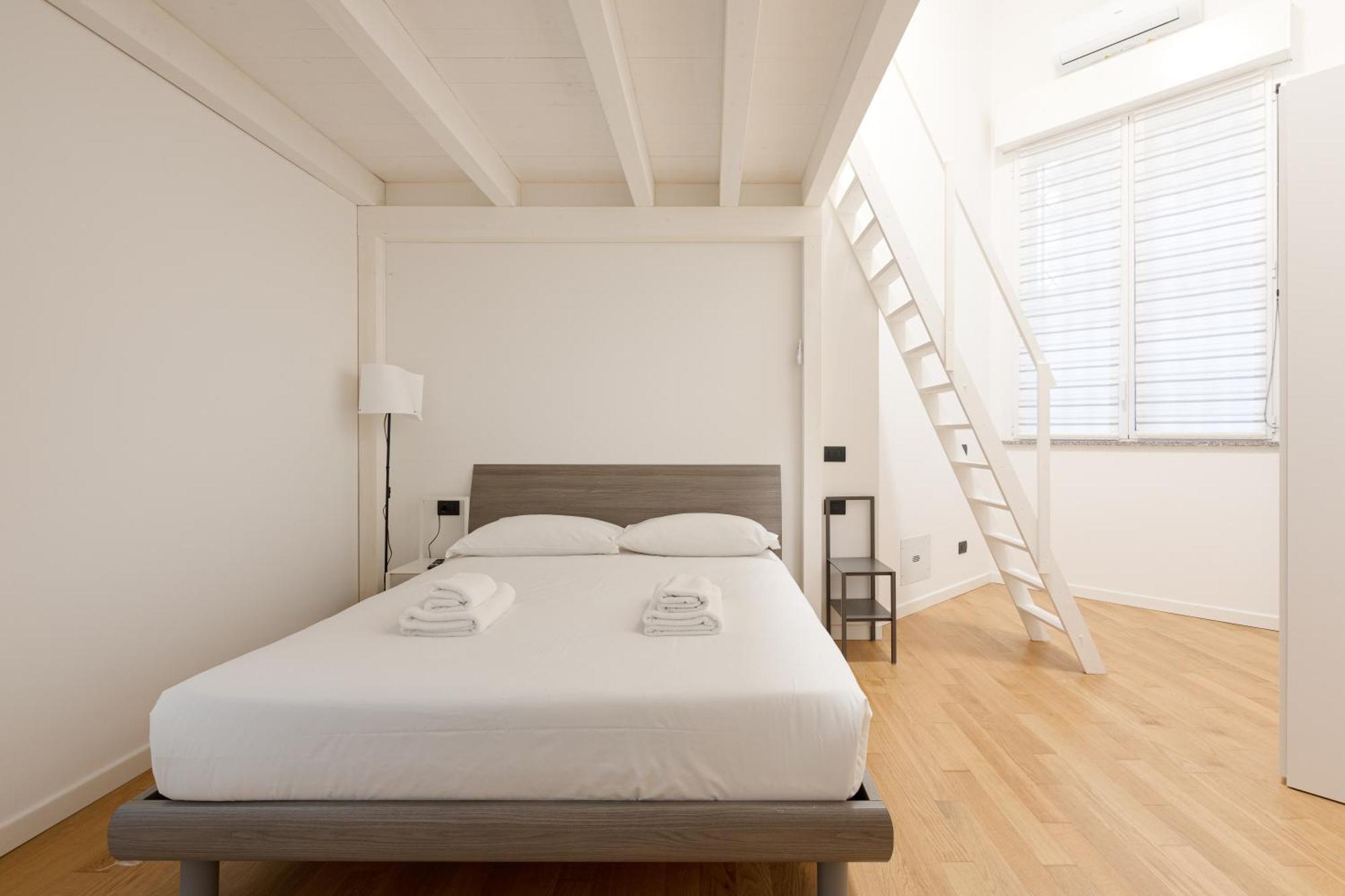 Cozy Corner With Balcony And Private Garage! Daire Milano Dış mekan fotoğraf