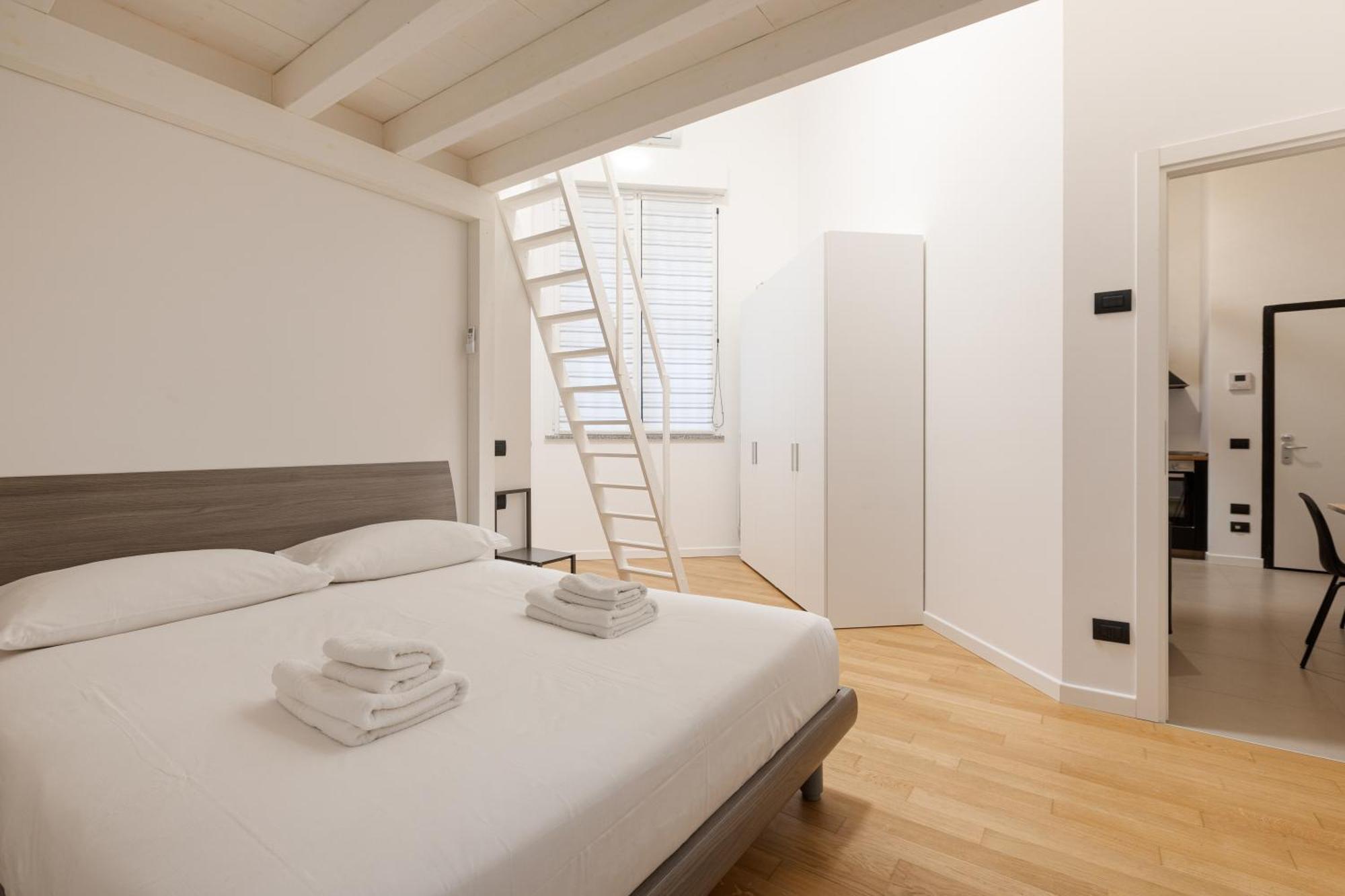 Cozy Corner With Balcony And Private Garage! Daire Milano Dış mekan fotoğraf