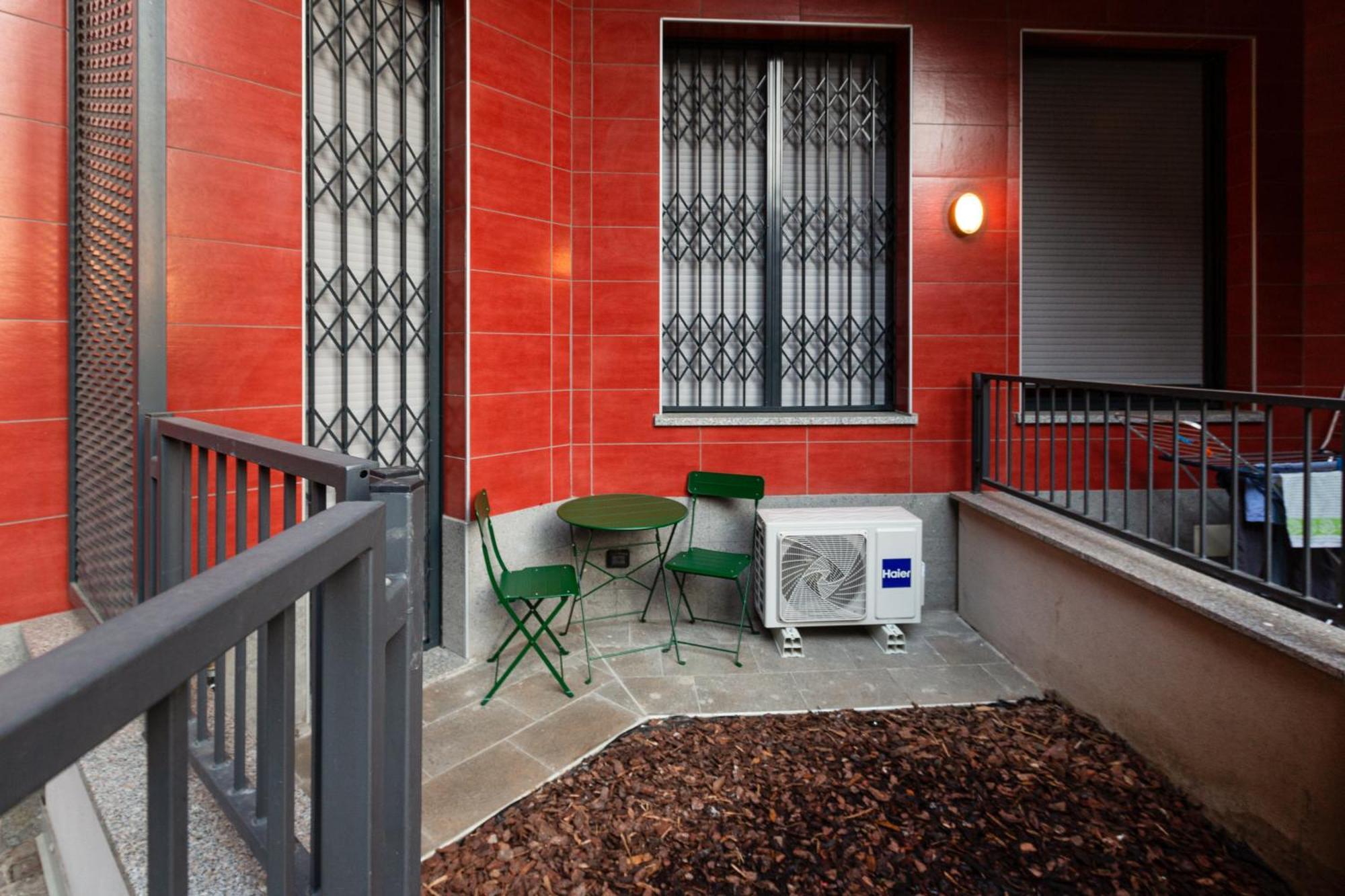 Cozy Corner With Balcony And Private Garage! Daire Milano Dış mekan fotoğraf