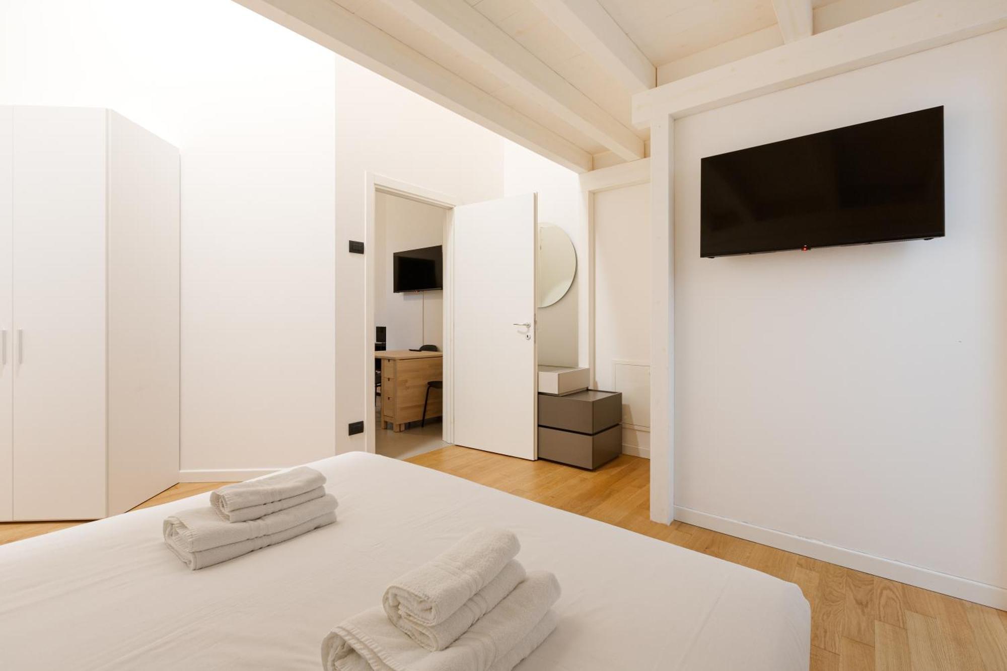 Cozy Corner With Balcony And Private Garage! Daire Milano Dış mekan fotoğraf