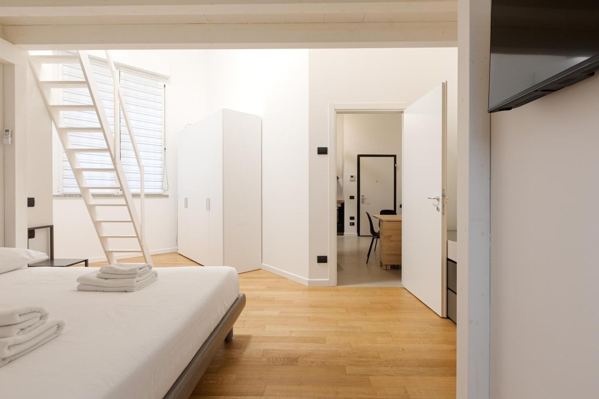 Cozy Corner With Balcony And Private Garage! Daire Milano Dış mekan fotoğraf