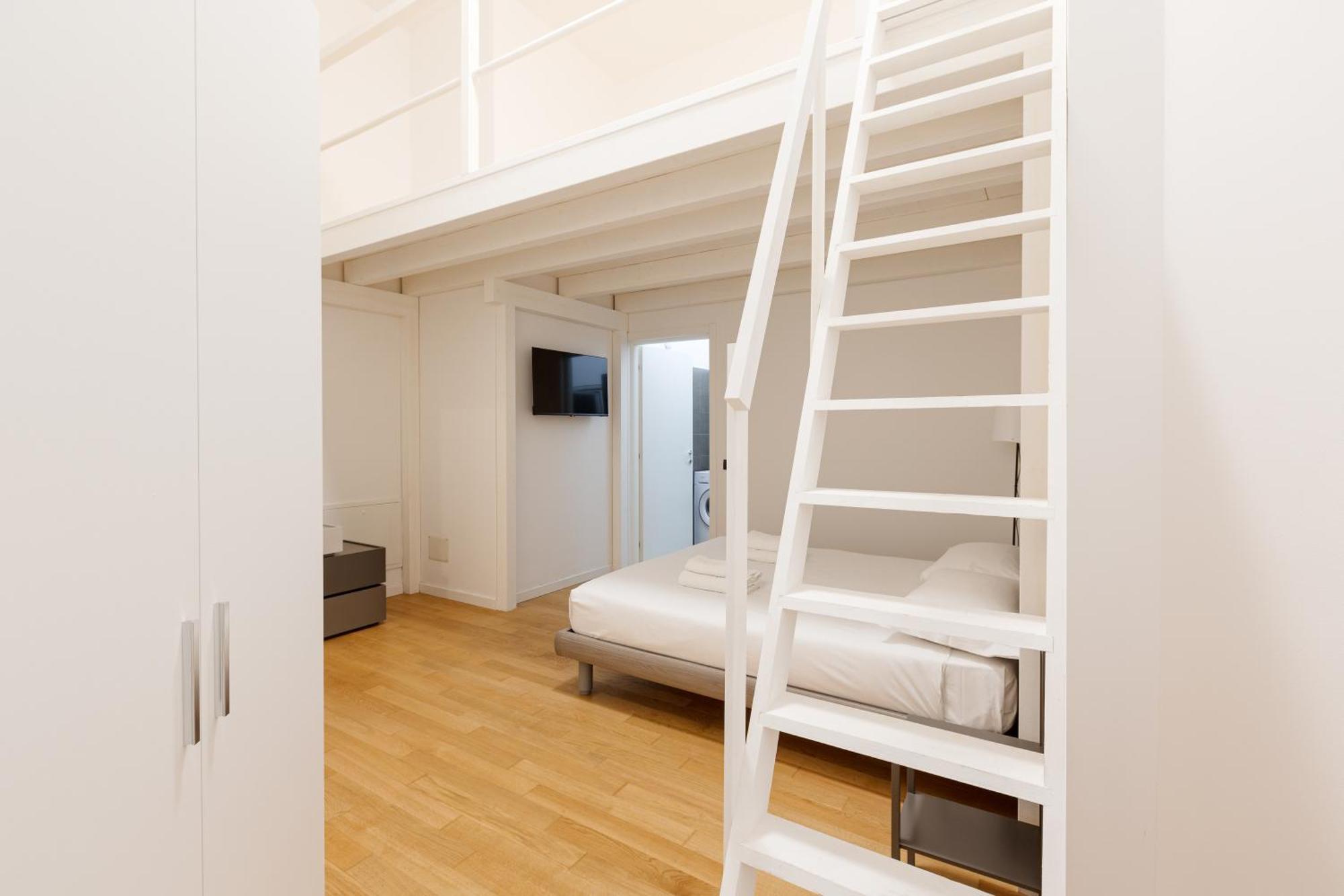 Cozy Corner With Balcony And Private Garage! Daire Milano Dış mekan fotoğraf